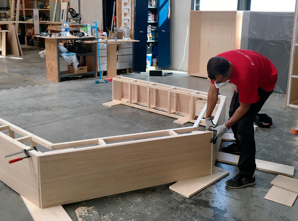 Fabrication bois d'un stand sur mesure en atelier