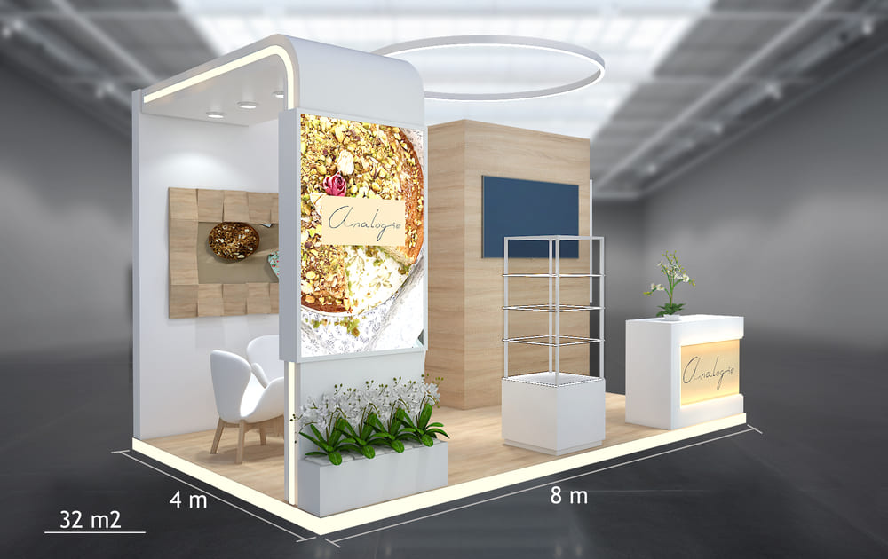 Stand de 32 m² (4 × 8 m) : implantation en angle, comptoir d'accueil et vitrine produit.